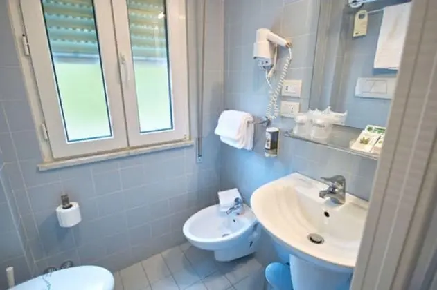 Standard Tek Büyük Yataklı Oda, Balkon, Deniz Manzaralı (frontal)