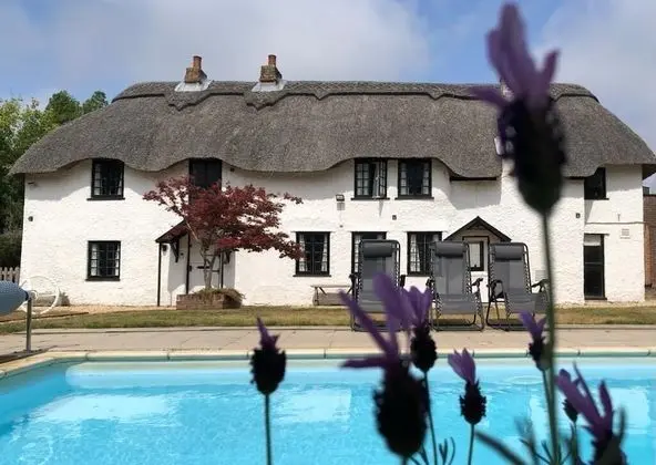 Luxury Kır Evi, Özel Banyo, Havuz Manzaralı (April Cottage)