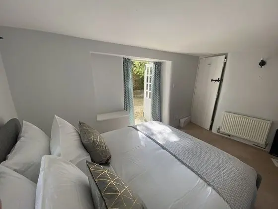 Luxury Kır Evi, Özel Banyo, Havuz Manzaralı (April Cottage)