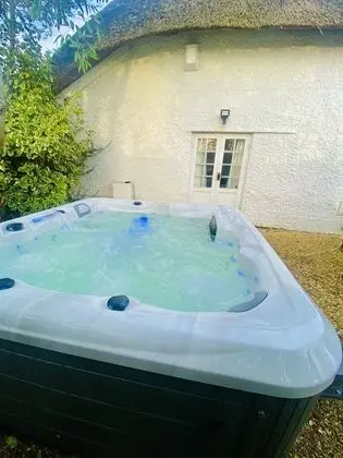 Luxury Kır Evi, Özel Banyo, Havuz Manzaralı (April Cottage)