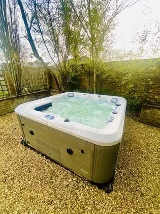 Luxury Kır Evi, Özel Banyo, Havuz Manzaralı (April Cottage)