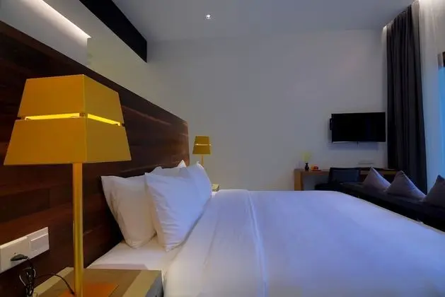 Deluxe Tek Büyük Yataklı Oda, Havuz Manzaralı