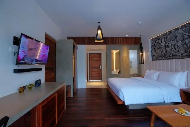 Deluxe Tek Büyük Yataklı Oda, Havuz Manzaralı