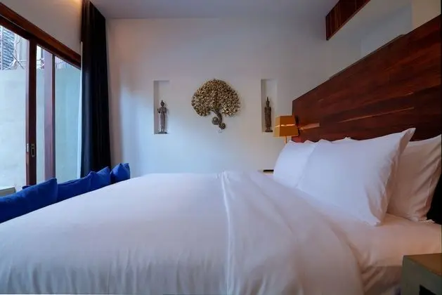 Deluxe Tek Büyük Yataklı Oda, Havuz Manzaralı