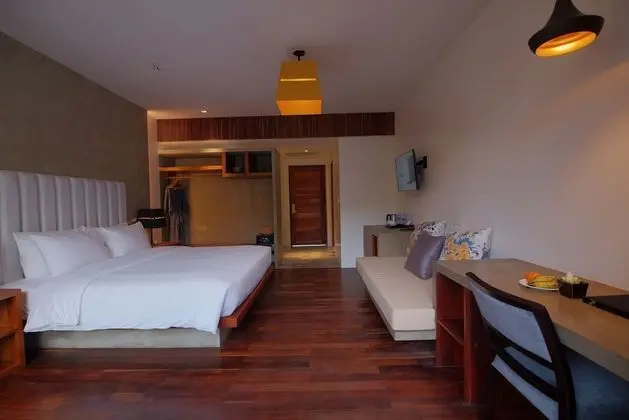 Deluxe Tek Büyük Yataklı Oda, Havuz Manzaralı