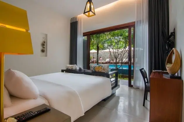 Deluxe Tek Büyük Yataklı Oda, Havuz Manzaralı