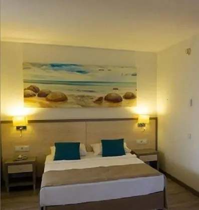 Family Room, Land View