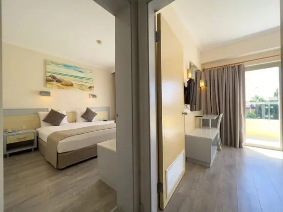 https://images.etstur.com/imgproxy/resize/2560x1440/files/images/hotelImages/etsrooms/701/AQI_Pegasos_World_20240923123340_0.jpg