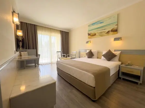 https://images.etstur.com/imgproxy/resize/2560x1440/files/images/hotelImages/etsrooms/701/AQI_Pegasos_World_20240923123340_3.jpg