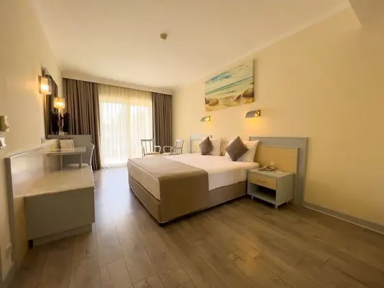 https://images.etstur.com/imgproxy/resize/2560x1440/files/images/hotelImages/etsrooms/701/AQI_Pegasos_World_20240923123340_4.jpg