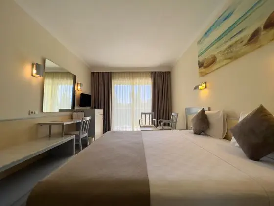 https://images.etstur.com/imgproxy/resize/2560x1440/files/images/hotelImages/etsrooms/701/AQI_Pegasos_World_20240923123340_6.jpg
