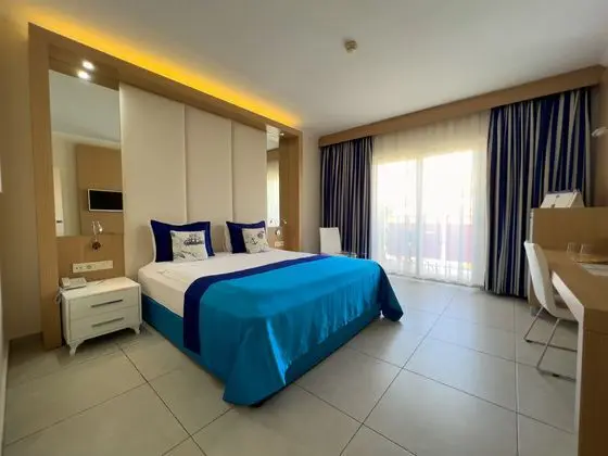 https://images.etstur.com/imgproxy/resize/2560x1440/files/images/hotelImages/etsrooms/701/AQI_Pegasos_World_20240923123844_2.jpg