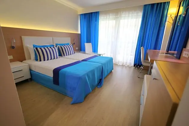 https://images.etstur.com/imgproxy/resize/2560x1440/files/images/hotelImages/etsrooms/701/AQI_Pegasos_World_20240923125653_1.jpg