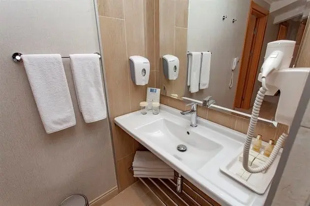 https://imagessl.etstur.com/files/images/hotelImages/TR/50461/l/Hotel-Aqua-Marmaris-Oda-279287.jpg