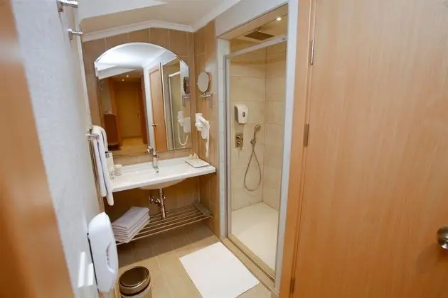 https://imagessl.etstur.com/files/images/hotelImages/TR/50461/l/Hotel-Aqua-Marmaris-Oda-279293.jpg