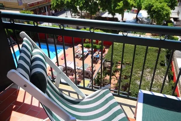 Premium Tek Büyük Yataklı Oda, Havuz Manzaralı