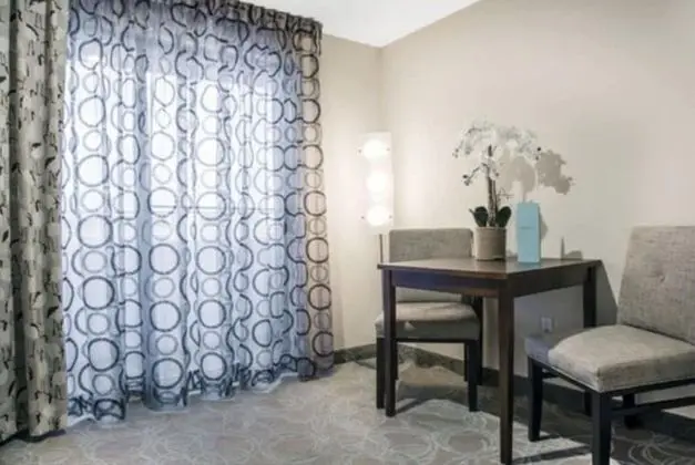 Oda, 2 Büyük (Queen) Boy Yatak