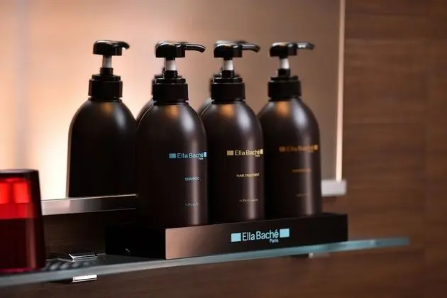 İki Ayrı Yataklı Oda, Köşe