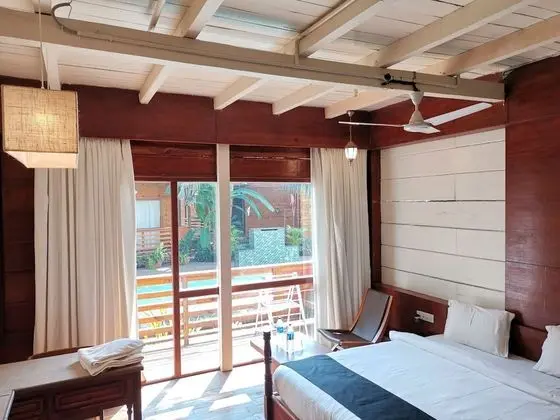Deluxe Kır Evi, Havuz Manzaralı