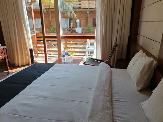 Deluxe Kır Evi, Havuz Manzaralı