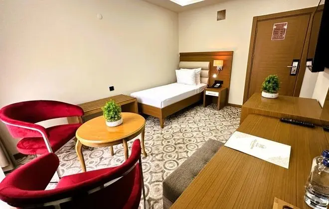 Deluxe Üç Kişilik Oda , Kara ve Havuz Manzaralı, Duşa Kabinli