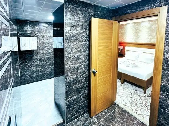 Deluxe Üç Kişilik Oda , Kara ve Havuz Manzaralı, Duşa Kabinli
