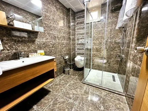 Deluxe Üç Kişilik Oda , Kara ve Havuz Manzaralı, Duşa Kabinli
