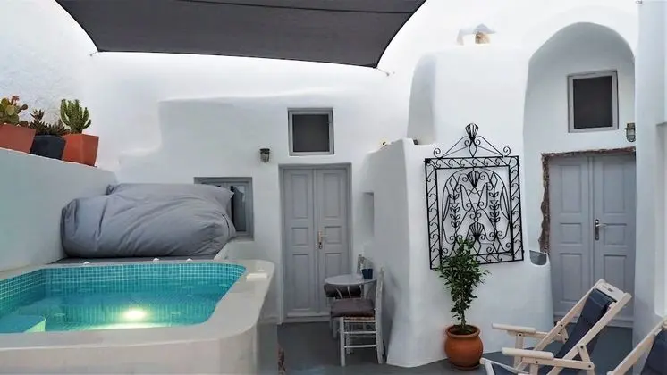 Ev (Outdoor Jetted Tub, Sea View)