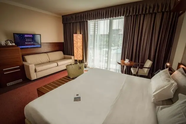 Üç Kişilik Oda, Havuz Manzaralı (Aqua)