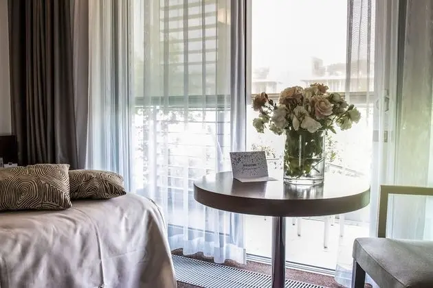 Üç Kişilik Oda, Havuz Manzaralı (Aqua)