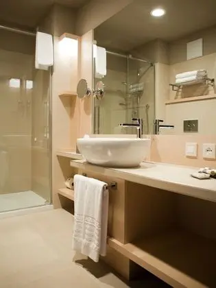 Üç Kişilik Oda, Havuz Manzaralı (Aqua)