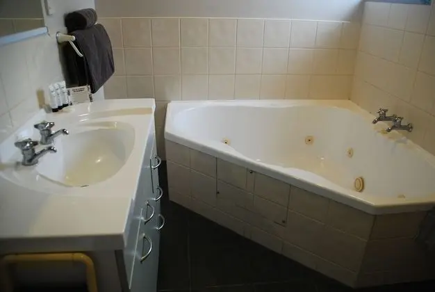 Deluxe Stüdyo, Jakuzi