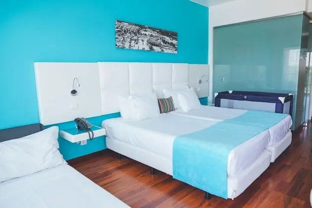 Aquashow Familiar 4+1 Signature Room