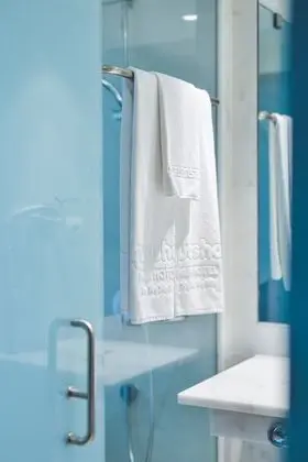 Aquashow Twin 1+2 Classic Room