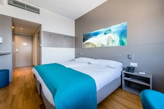 2 Family Rooms M Connecting