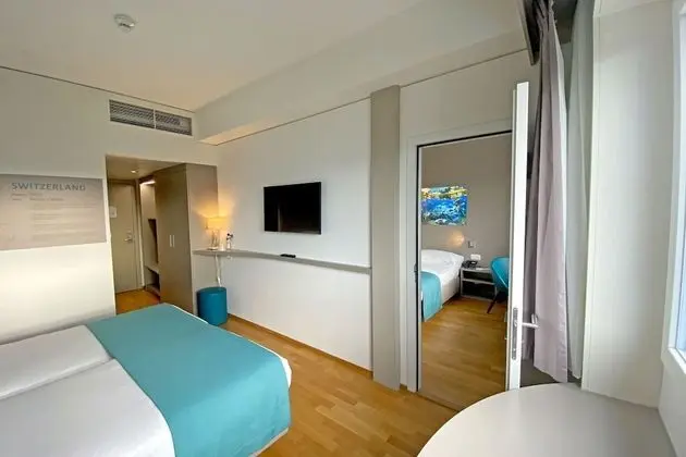 2 Family Rooms M Connecting