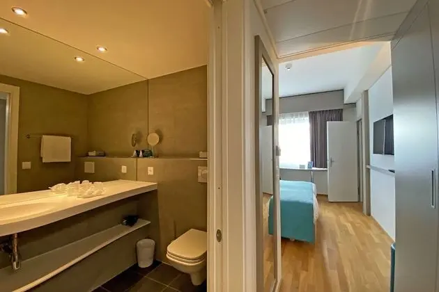 2 Family Rooms M Connecting