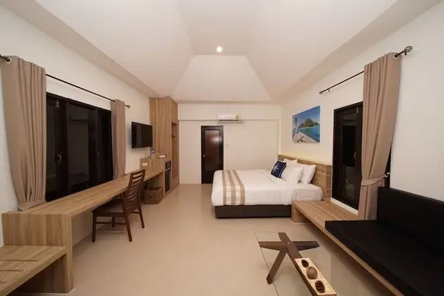 Deluxe King Room with Balcony and Sea View