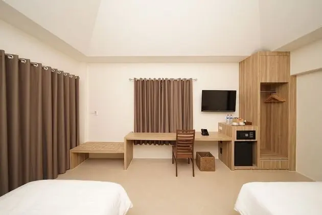 Deluxe King Room with Balcony and Sea View