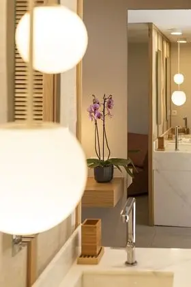 Junior Bungalov, Denize Bakan