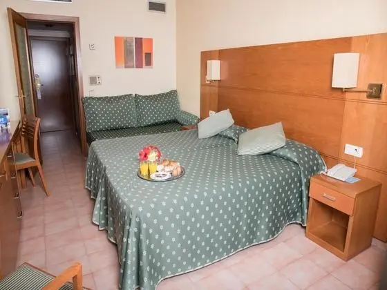 1 Çift Kişilik Veya 2 Tek Kişilik Yatak Capacity 3