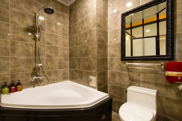 Deluxe Tek Büyük Yataklı Oda, Sıcak Su Havuzu