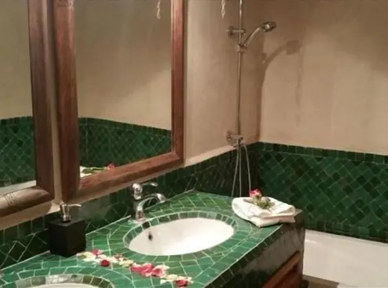 Comfort Tek Büyük Yataklı Oda, Özel Banyo (Noir Luxe)