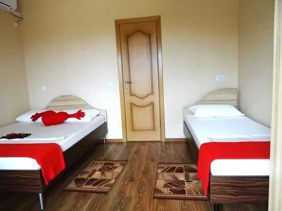 Üç Kişilik Oda, Avlu Manzaralı
