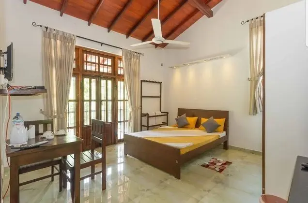 Deluxe Room with Shared Bathroom