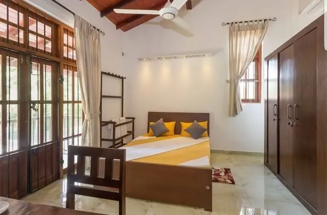 Deluxe Room with Shared Bathroom
