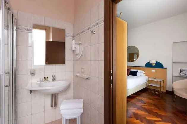 Tek Büyük veya İki Ayrı Yataklı Oda, Banyolu/Duşlu