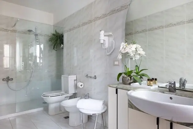 Tek Büyük veya İki Ayrı Yataklı Oda, Banyolu/Duşlu