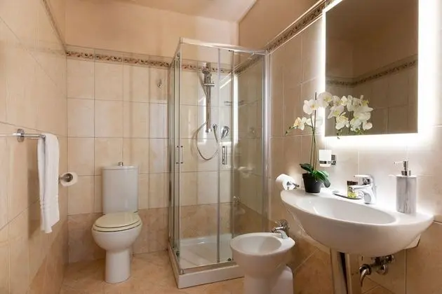 Tek Büyük veya İki Ayrı Yataklı Oda, Banyolu/Duşlu