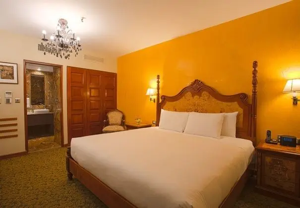 Deluxe Room view of the corridor 2 Queen Beds